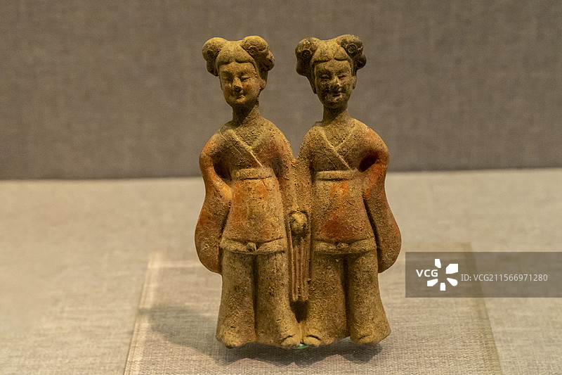 河南省洛阳博物馆“河洛文明展”：彩绘陶牵手女俑（北魏，洛阳市宜阳县窑村杨机墓出土，洛阳博物馆藏）图片素材