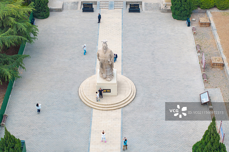 夏天航拍河北邯郸市铜雀台遗址公园和曹操雕像图片素材
