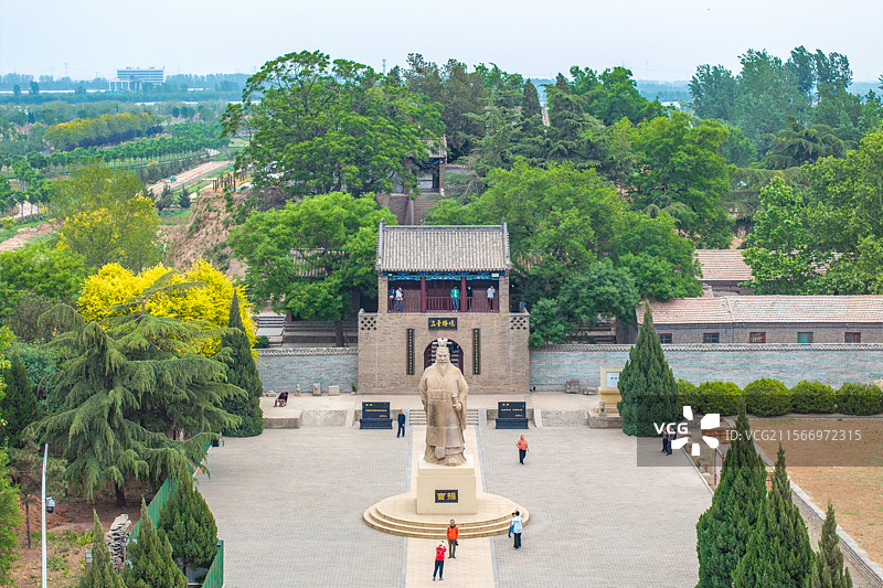 夏天航拍河北邯郸市铜雀台遗址公园和曹操雕像图片素材