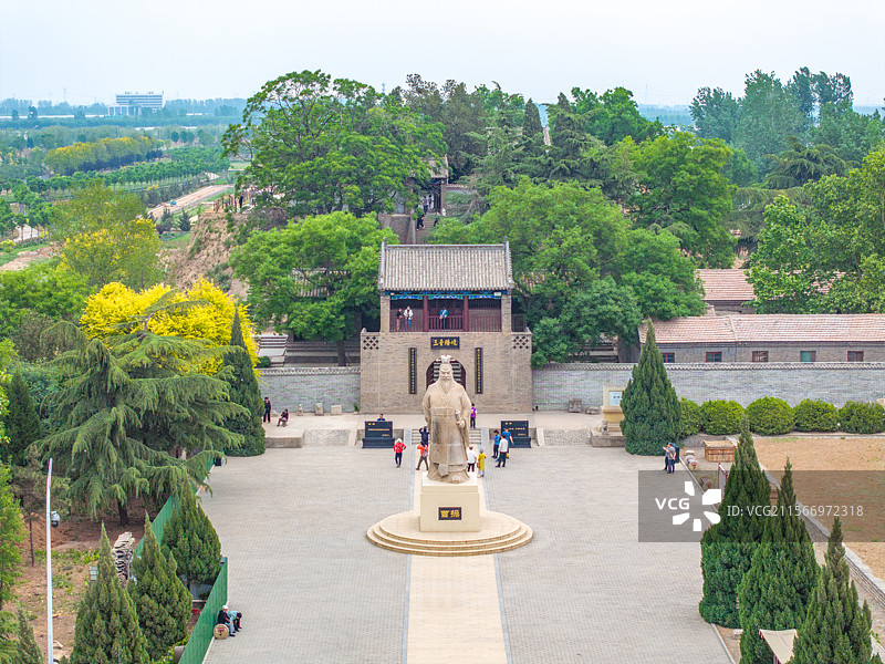 夏天航拍河北邯郸市铜雀台遗址公园和曹操雕像图片素材