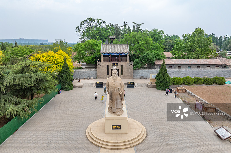 夏天航拍河北邯郸市铜雀台遗址公园和曹操雕像图片素材