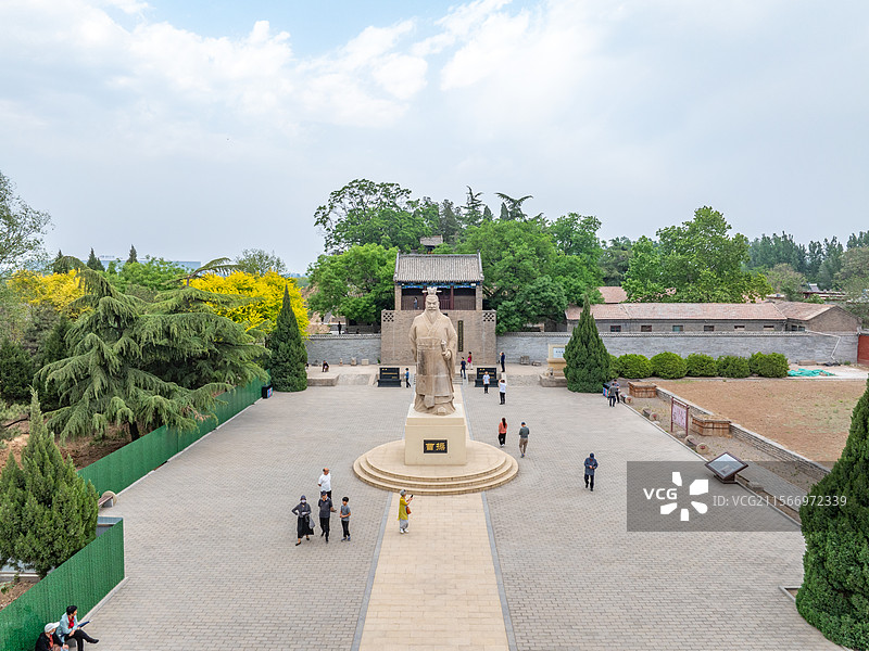 夏天航拍河北邯郸市铜雀台遗址公园和曹操雕像图片素材