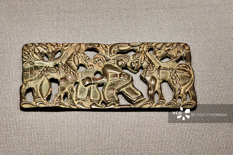 摔跤图铜牌饰 战国至西汉早期 甘肃省博物馆藏 摄于吴文化博物馆：马——从地中海到江南的千年权力象征展图片素材