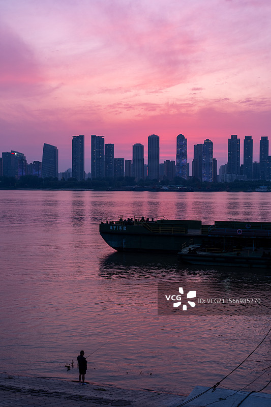 火烧云下的长江景色图片素材