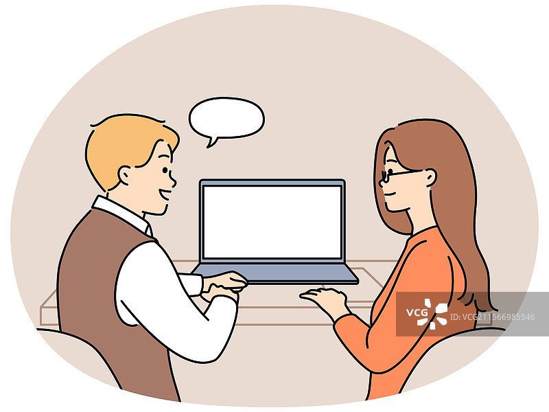 微笑的同事们在办公室里使用笔记本电脑工作图片素材