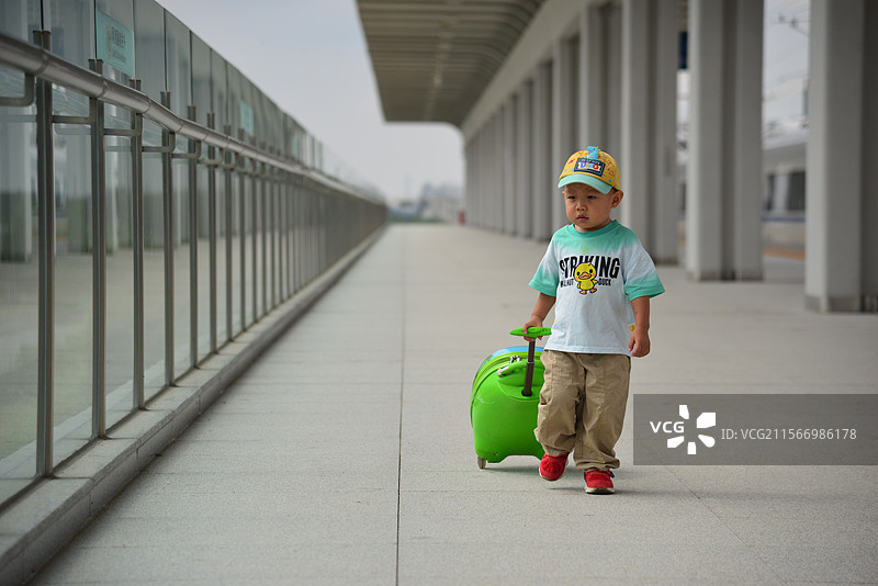 儿童拉着行李箱外出旅游图片素材