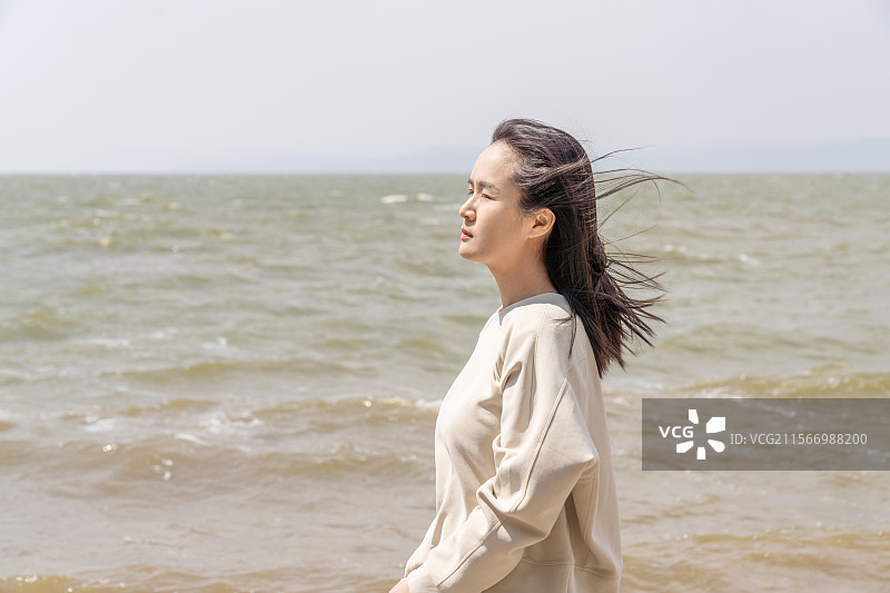 女人,女性,人,一个人,年轻女人,年轻女性,年轻,中年,三十岁,氛围,海边,湖边,海,滇池,风,大风图片素材