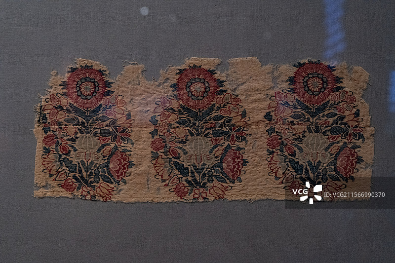 伊朗德黑兰大学穆卡达姆博物馆藏文物织金丝绸图片素材