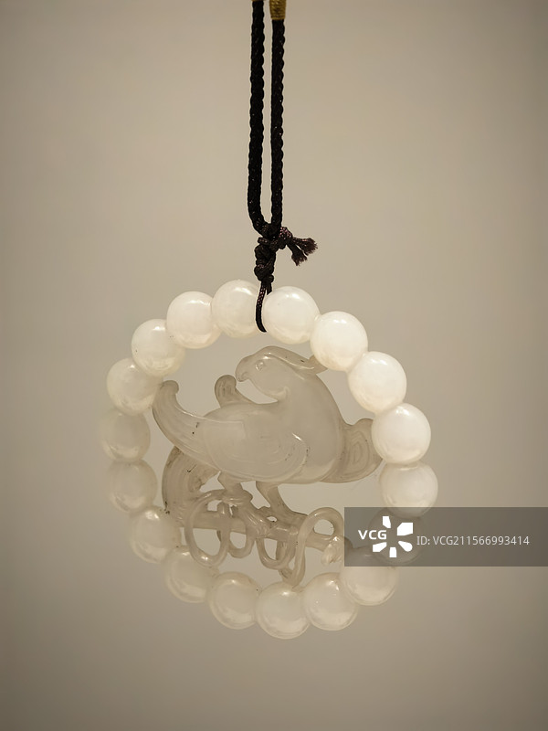 杭州博物馆 清代 透雕双面工鹦鹉 连珠纹白玉佩图片素材