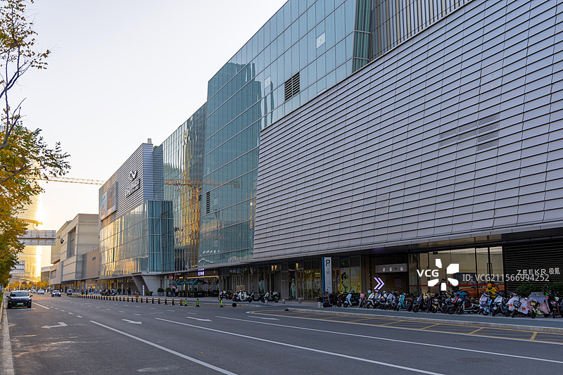 黄昏下的福建厦门海上世界商场街道图片素材