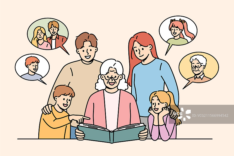 家庭相册中看着快乐的祖母图片素材