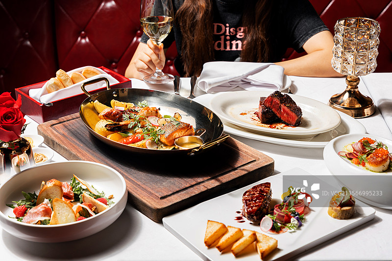 惠灵顿牛排牛肉西餐鹅肝牛肉黑松露牛排酥皮面包蘑菇酱鹅肝现烤面包安格斯谷饲牛肉黑牛约会仪式感节日聚餐牛图片素材