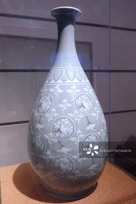 山东 荣成 赤山风景区 青瓷镶嵌云鹤文注瓶  瓷器  古董  唐代图片素材