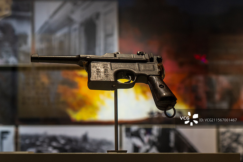 南昌八一起义纪念馆朱德的老式手枪图片素材