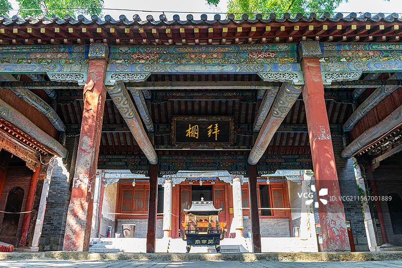 中国山东省泰安市泰山区泰山旅游景区著名景点，关帝庙里的古代建筑拜棚穹顶，户外白昼无人图像摄影图片素材