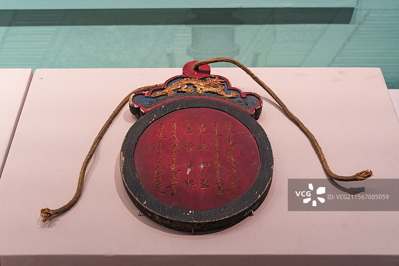 古代红色圆形装饰物图片素材