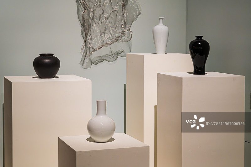 现代艺术展览中的陶瓷花瓶图片素材