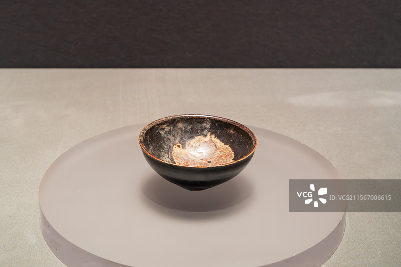 陶瓷碗放置在圆形平台上图片素材