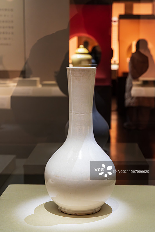 博物馆展出的白色瓷瓶图片素材