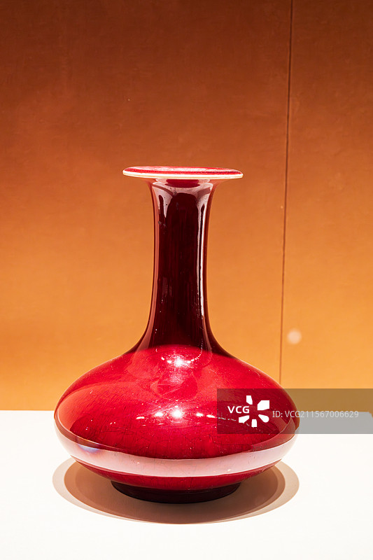 红色玻璃花瓶图片素材