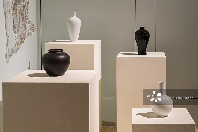 现代艺术展览中的陶瓷花瓶展示图片素材
