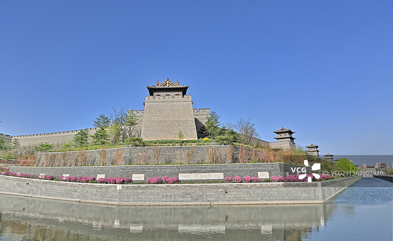 山西大同古城墙的西南角角楼与望楼与护城河图片素材