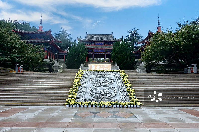 树木 台阶  古建 山东 荣成  赤山  寺庙  红色  绿色  雕塑 石雕 赤山 法华寺图片素材