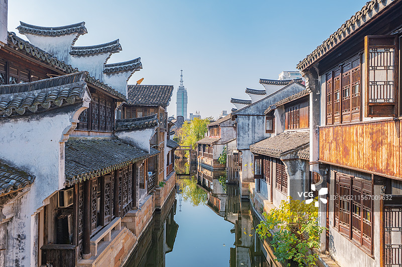 江南水乡河道旁民居建筑-嘉兴月河历史街区图片素材
