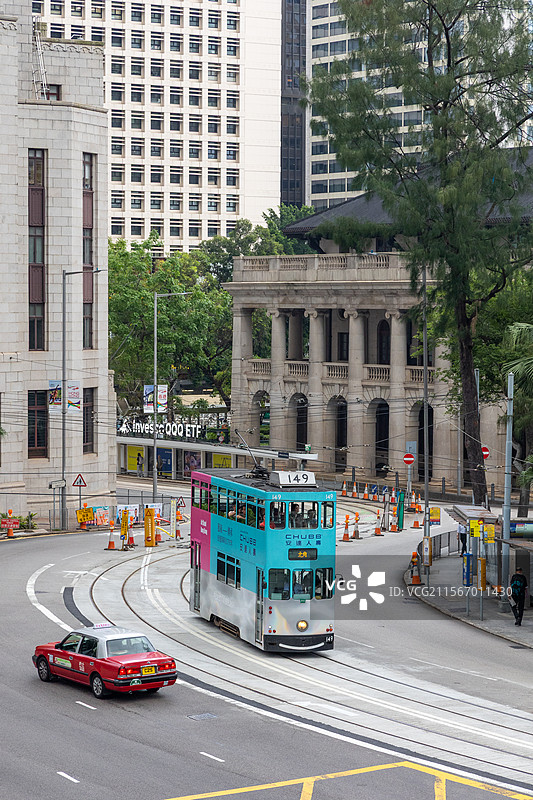 香港街景：叮叮电车与香港终审法院图片素材