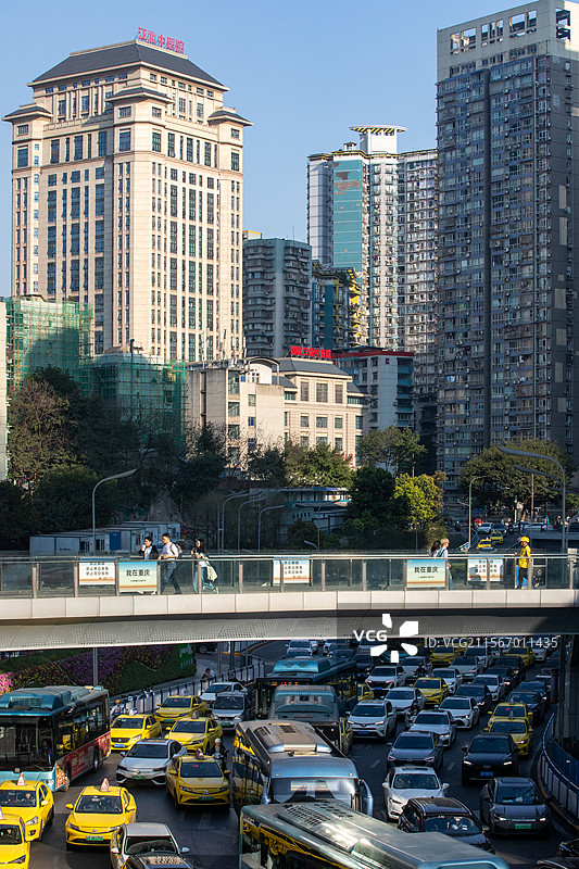城市街道和建筑物在天空中的景色图片素材