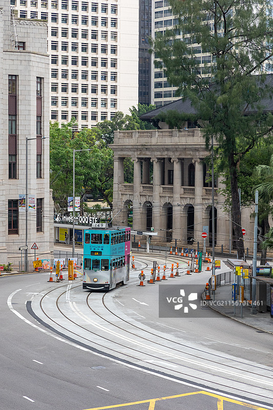 香港街景：叮叮电车与香港终审法院图片素材