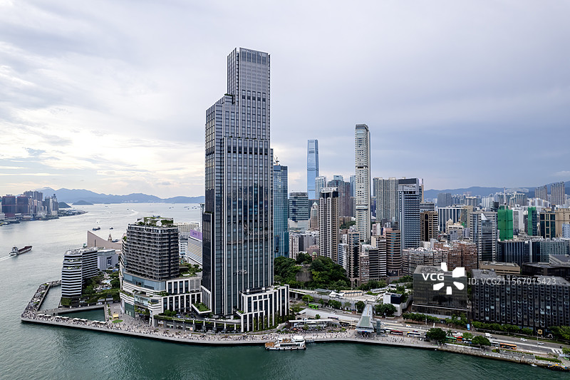 航拍阴天下的香港尖沙咀城市天际线图片素材