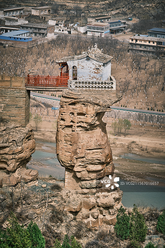 榆林佳县黄河边悬崖上的香炉寺图片素材