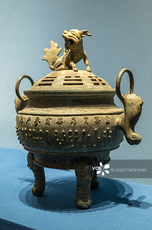 风鸟衔环耳麒麟负书钮铭文铜熏炉 明代 山东省济宁市博物馆（文化中心新馆）图片素材