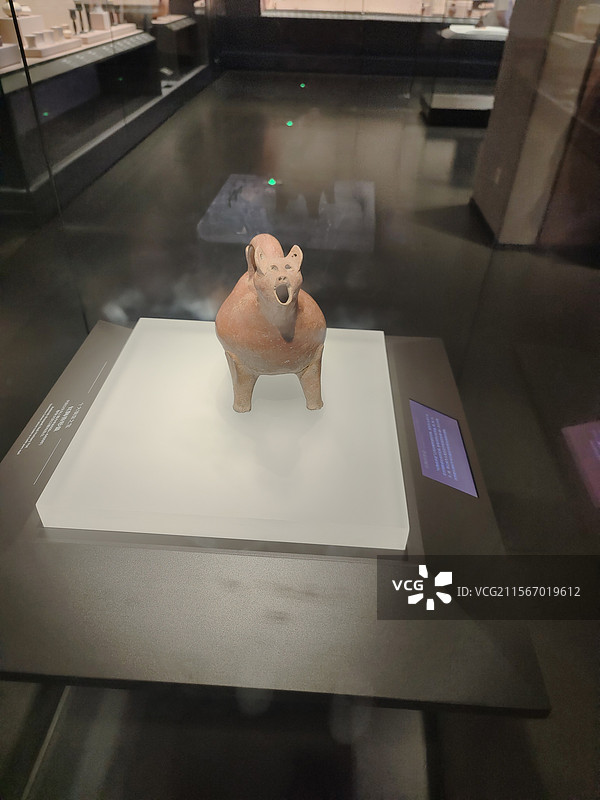 山东省博物馆十大镇馆之宝——红陶兽形壶图片素材