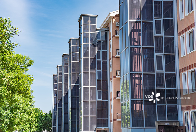 北京市海淀区翠北嘉园东里小区加装的外置电梯图片素材