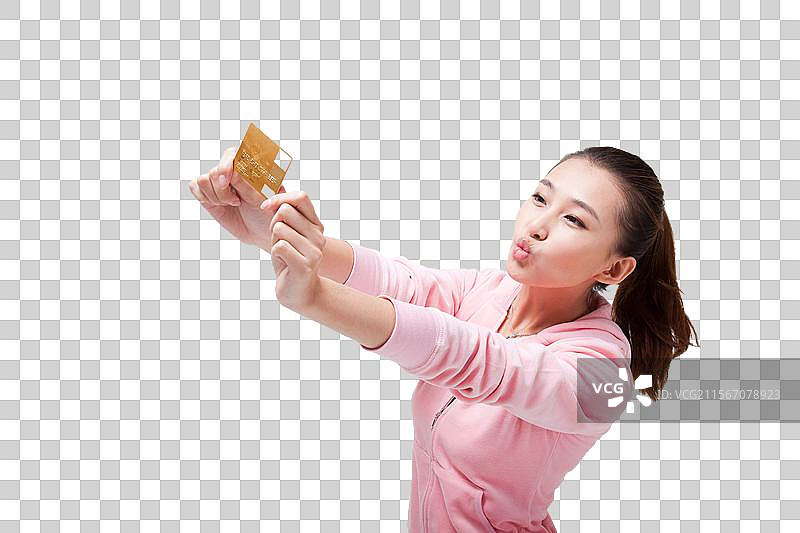 快乐的年轻女人拿着信用卡图片素材