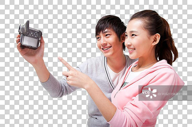 快乐的年轻情侣使用数码摄像机图片素材