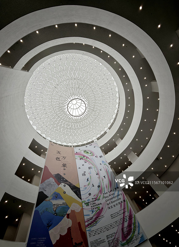 《广州艺术馆磅礴之美》仰首凝望一座巨型圆形玻璃穹顶璀璨凌空高悬。五色万象幕墙与穹顶遥相呼应，梦幻瑰丽图片素材