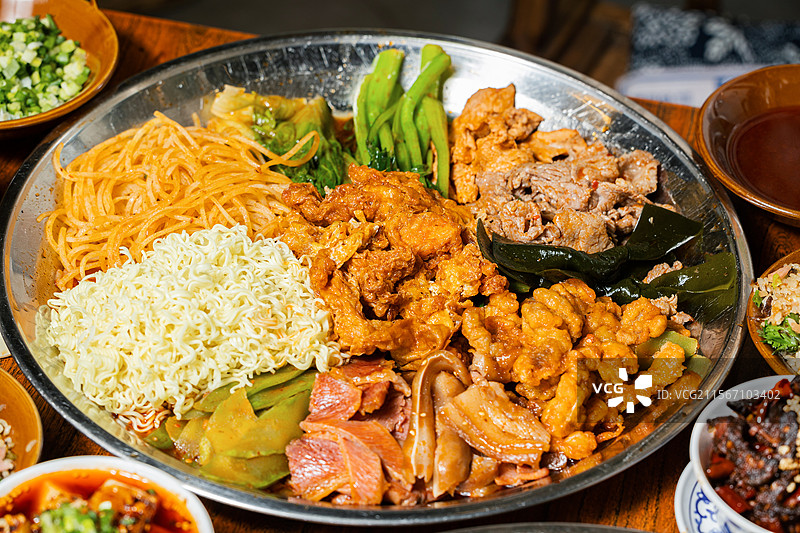 麻辣拌麻辣烫土豆丝土豆泥蔬菜凉拌菜大杂烩蔬菜丰富泡面拌面图片素材