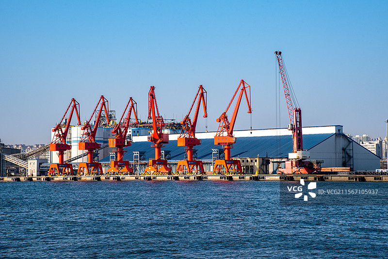秦皇岛港口工业区域，起重机、货运图片素材