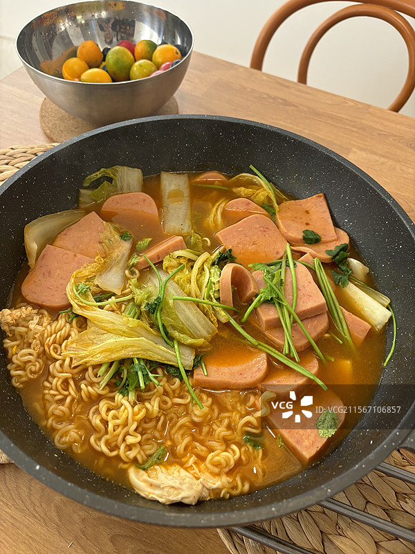 家庭烹饪的豪华版泡面，午餐肉图片素材