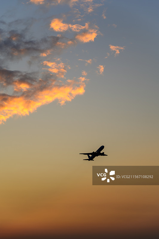 厦门高崎机场黄昏晚霞飞行剪影极简｜橙蓝渐层与云体镶边的动感切片图片素材