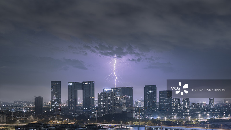 广州夏季雷暴城市夜景（地景广州之窗）图片素材