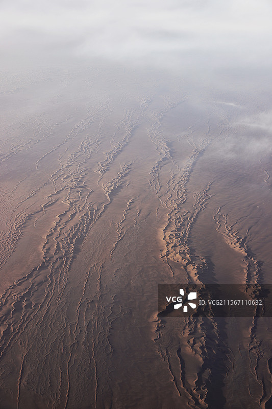 2025年5月11日下午广州飞喀什航班右舷窗航拍：塔克拉玛干沙漠的肌肤纹理图片素材