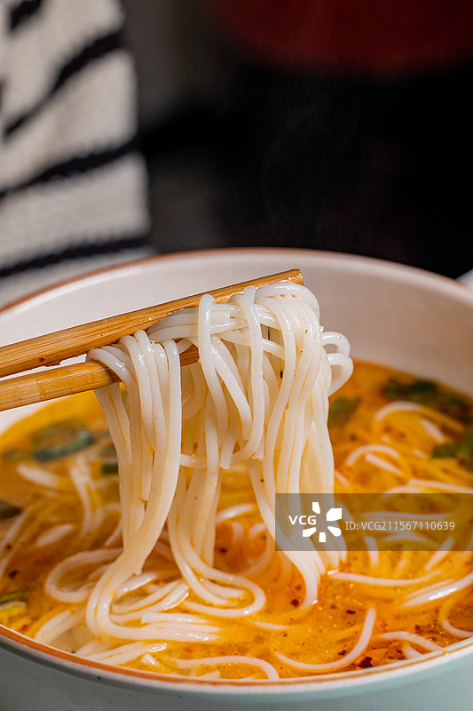 嗦粉米粉云南米线菌菇米线拌粉干拌粉红油米粉嗦粉图片素材