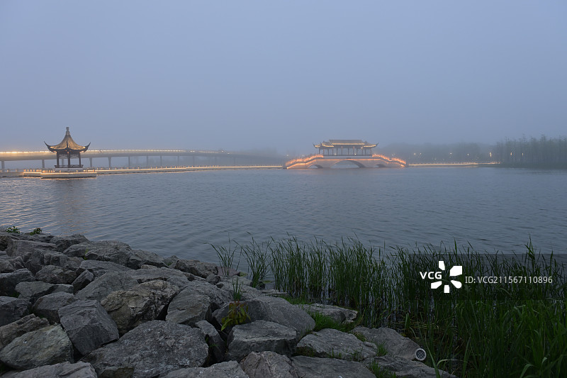 滴水湖野趣水岸与亭台楼阁远景图片素材