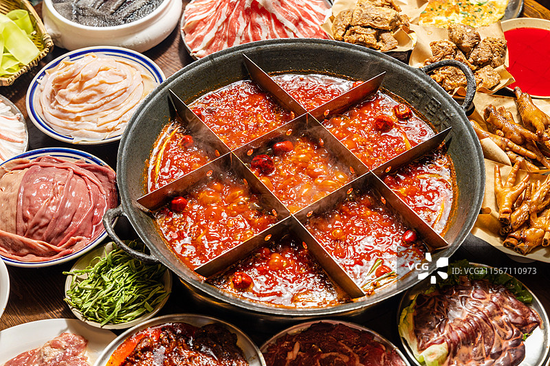 牛油火锅红油火锅九宫格火锅川渝火锅热辣火锅锅底九宫格成都火锅老火锅热辣沸腾牛油毛肚川菜图片素材