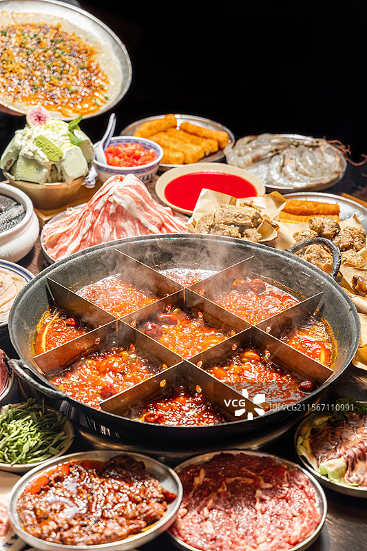牛油火锅红油火锅九宫格火锅川渝火锅热辣火锅锅底九宫格成都火锅老火锅热辣沸腾牛油毛肚川菜图片素材
