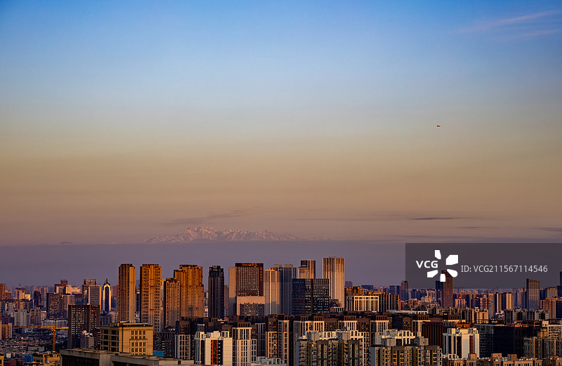 雪山下的城市图片素材